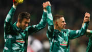 Die Zukunft der Werder-Profis Jiri Pavlenka (l.) und Marco Friedl (r.) ist ungewiss