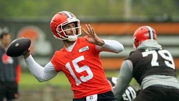 Cleveland Browns quarterback Joe Flacco looks downfield for a deep pass during an NFL practice at the Cleveland Browns training facility on Wednesday, May 28, 2025, in Berea, Ohio.