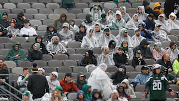 Jets fans in the rain