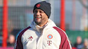 Trainer Vincent Kompany ist zufrieden, lacht, Fussball FC Bayern München Training Säbenerstrasse 04.02.2025 FOTO: Mladen Lackovic LakoPress *** Coach Vincent Kompany is happy, laughing, Football FC Bayern Munich training Säbenerstrasse 04 02 2025 PHOTO Mladen Lackovic LakoPress
