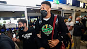 Giannis Antetokounmpo asistió al tradicional evento de felicitación al último campeón de la NBA