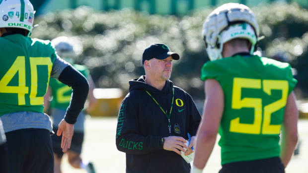 Oregon Special Teams Coordinator Joe Lorig, center, during the first practice of the 2022 season