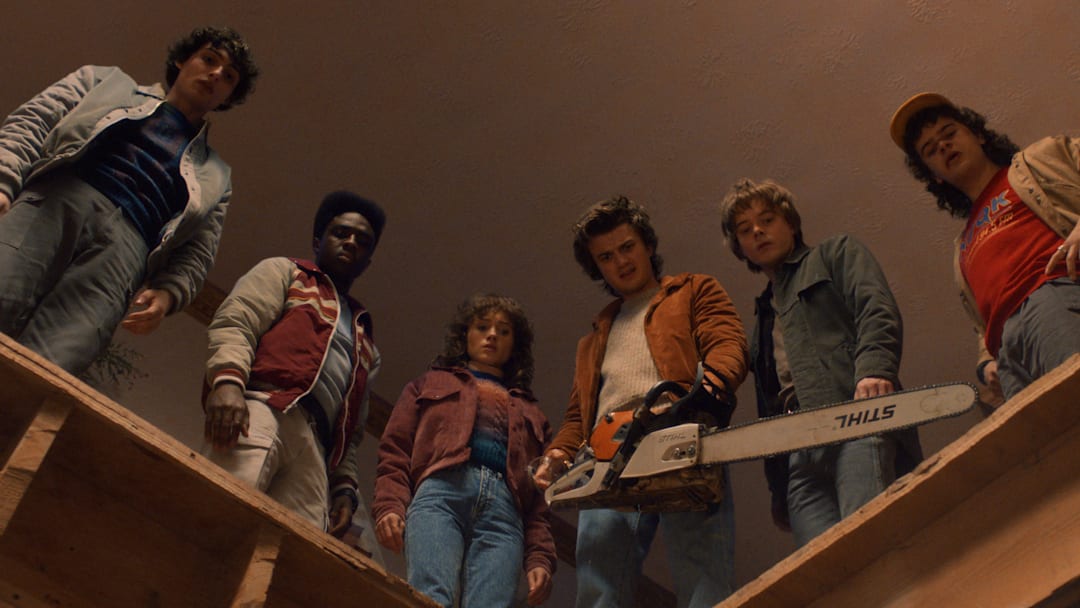 STRANGER THINGS. (L to R) Finn Wolfhard as Mike Wheeler, Caleb McLaughlin as Lucas Sinclair, Natalia Dyer as Nancy Wheeler, Joe Keery as Steve Harrington, Charlie Heaton as Jonathan Byers, and Gaten Matarazzo as Dustin Henderson in STRANGER THINGS