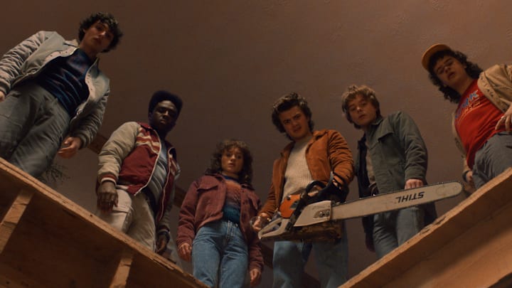 STRANGER THINGS. (L to R) Finn Wolfhard as Mike Wheeler, Caleb McLaughlin as Lucas Sinclair, Natalia Dyer as Nancy Wheeler, Joe Keery as Steve Harrington, Charlie Heaton as Jonathan Byers, and Gaten Matarazzo as Dustin Henderson in STRANGER THINGS