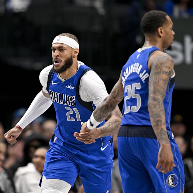 Dallas Mavericks center Daniel Gafford (21) and forward P.J. Washington 