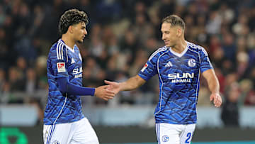 Mertcan Ayhan (l.) ist aktuell neben S04-Abwehrchef Nikola Katic gesetzt