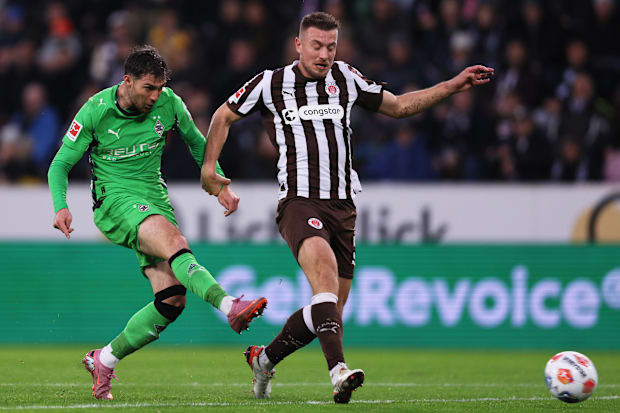 โจ สแคลลี่ บล็อกการยิงขณะเล่นให้โบรุสเซีย เมินเชนกลาดบัค