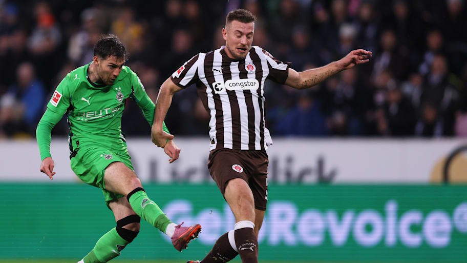 Joe Scally attempts to block a shot for Borussia Mönchengladbach.