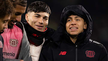 Alejo Sarco (2. v. re.) ist im Gegensatz zu Claudio Echeverri (re.) aktuell sehr gefragt in Leverkusen