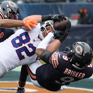 Giants tight end Daniel Bellinger can't make the catch over Bears safety Jaquan Brisker in Sunday's win, and Brisker was fine after the play despite an injury scare.