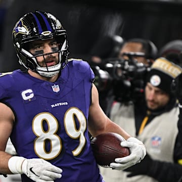 Mark Andrews holds the ball during a playoff game against the Steelers.