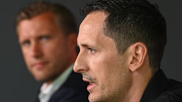 Markus Krösche (im Hintergrund) und Dino Toppmöller