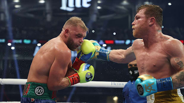 Canelo peleó en el estadio de los Cowboys ante Saunders y lo venció por Nocaut