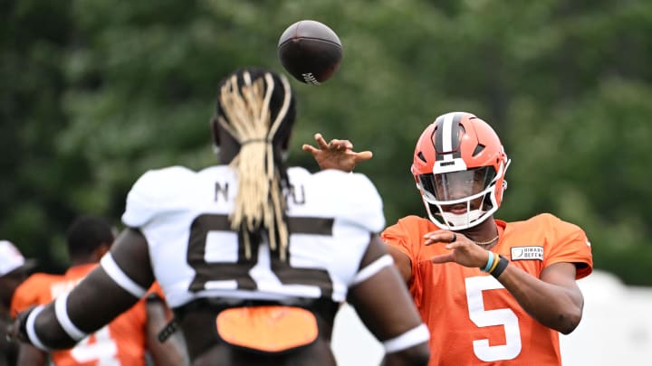 Aug 5, 2024; Cleveland Browns quarterback Jameis Winston (5) passes the ball to tight end David Njoku (85) during practice at the Browns training facility in Berea, Ohio. Mandatory Credit: Bob Donnan-USA TODAY Sports