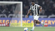 Bastos não entra em campo pelo Botafogo desde março de 2025