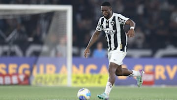 Bastos não entra em campo pelo Botafogo desde março de 2025