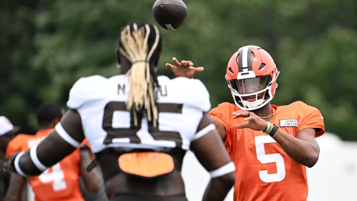 Aug 5, 2024; Cleveland Browns quarterback Jameis Winston (5) passes the ball to tight end David Njoku (85) during practice at the Browns training facility in Berea, Ohio. Mandatory Credit: Bob Donnan-USA TODAY Sports