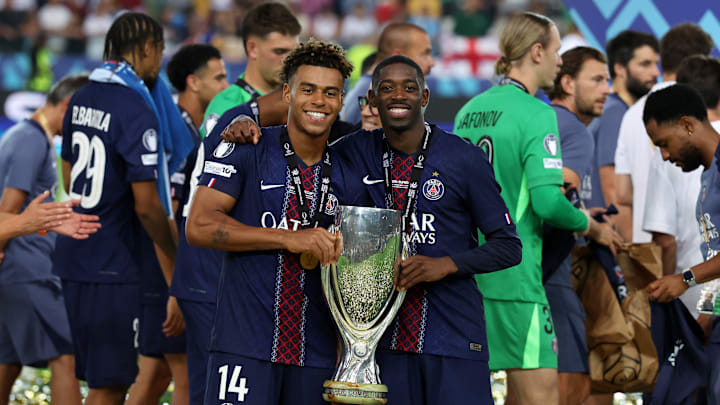 Desire Doué y Ousmane Dembélé, del Paris Saint-Germain, posan para una foto con el trofeo de la Supercopa de la UEFA tras la victoria ante Tottenham. Desire Doué y Ousmane Dembélé, del Paris Saint-Germain, posan para una foto con el trofeo de la Supercopa de la UEFA tras la victoria ante Tottenham.