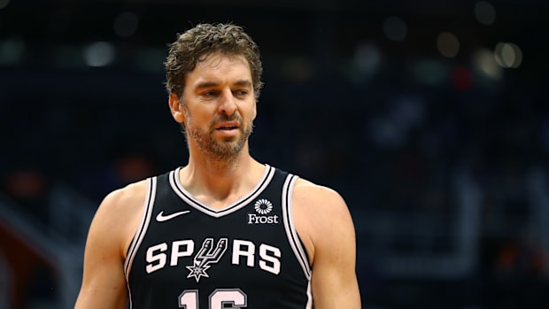 Oct 31, 2018; Phoenix, AZ, USA; San Antonio Spurs forward Pau Gasol (16) against the Phoenix Suns at Talking Stick Resort Are