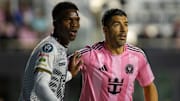 Christopher Ainsworth de Cavalier SC y el uruguayo Luis Suárez del Inter Miami en los octavos de Ida