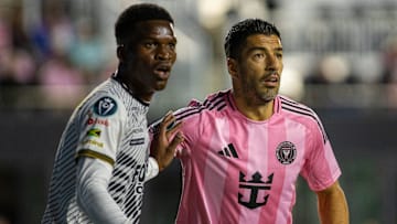 Christopher Ainsworth de Cavalier SC y el uruguayo Luis Suárez del Inter Miami en los octavos de Ida