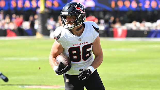 Houston Texans tight end Dalton Schultz (86) runs for a gain during the first quarter against the Baltimore Ravens.