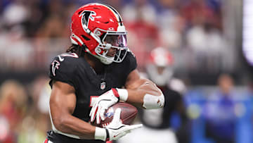 Atlanta Falcons running back Bijan Robinson (7) carries the ball against the Buffalo Bills during the first half of a game at Mercedes-Benz Stadium. 