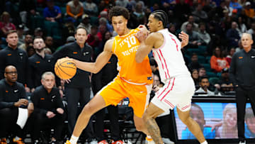 Tennessee Volunteers forward Nate Ament (10)