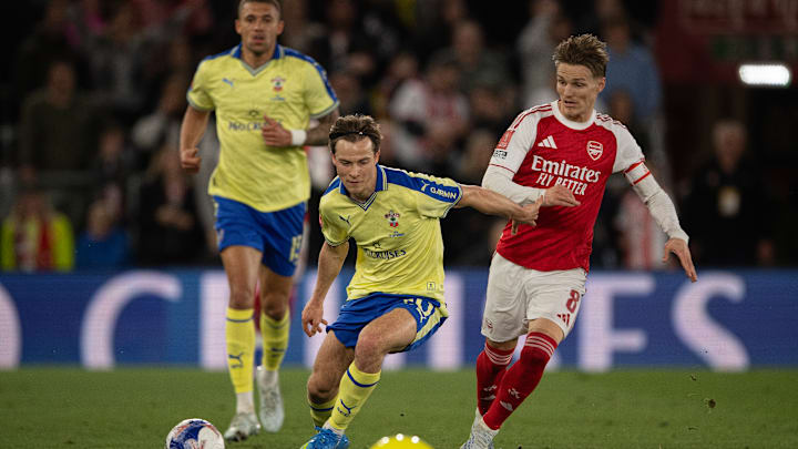 Caspar Jander im Duell mit Arsenal-Kapitän Martin Ødegaard