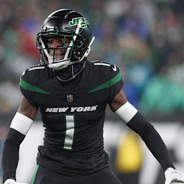 New York Jets cornerback Sauce Gardner (1) reads a play during the first half against the Jacksonville Jaguars.