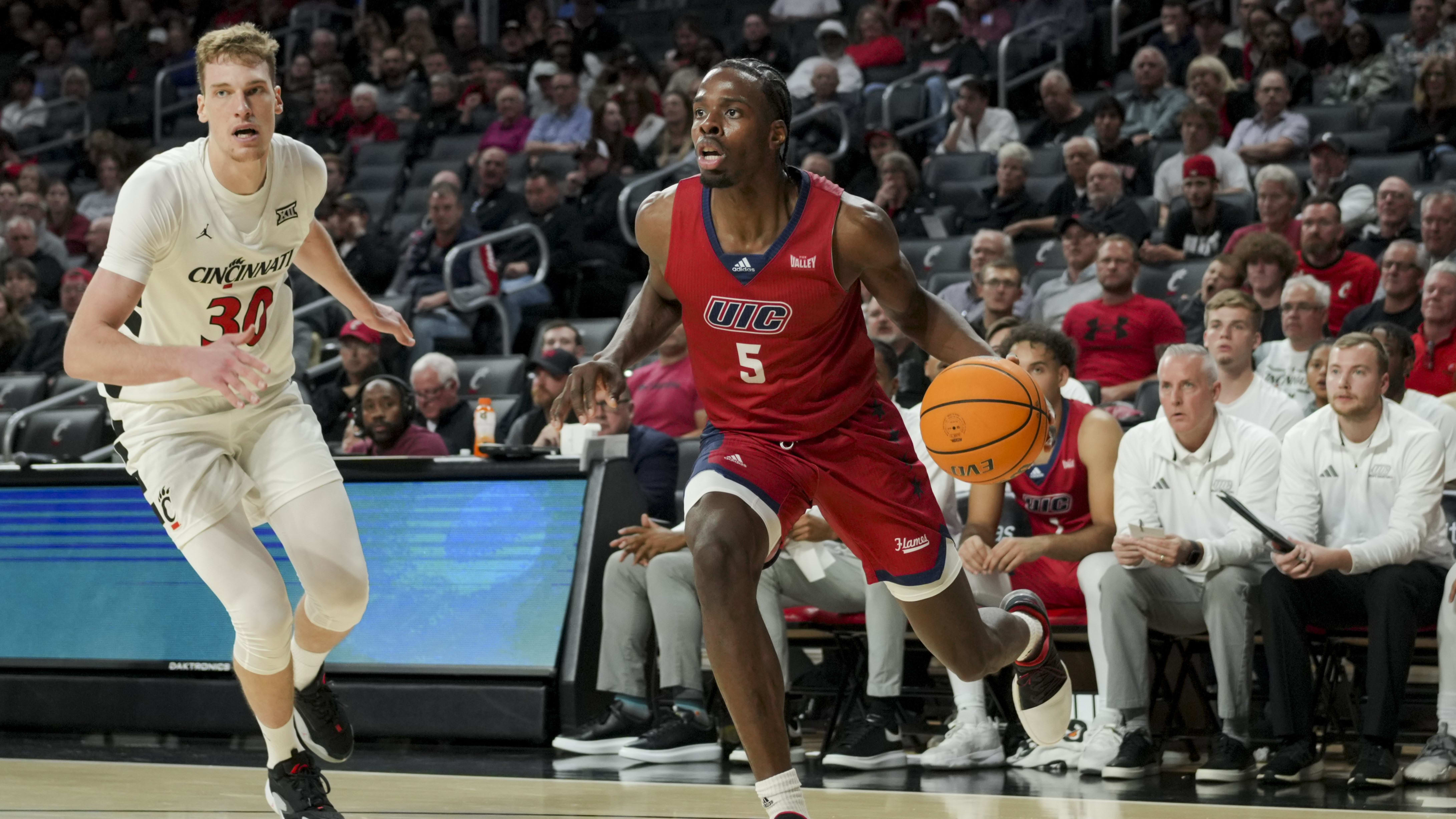 UVA Recruits UIC Transfer Toby Okani: Defensive Standout with Impressive Stats