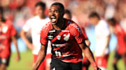 Nikão está em dúvida se renova ou não com o Furacão.