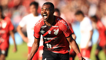 Nikão está em dúvida se renova ou não com o Furacão.