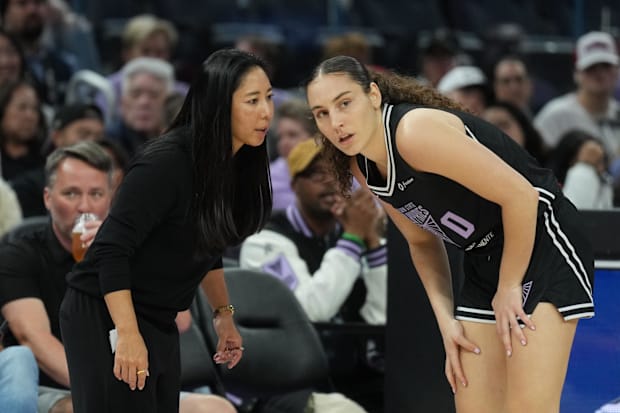 Golden State Valkyries head coach Natalie Nakase talks with guard Carla Leite.
