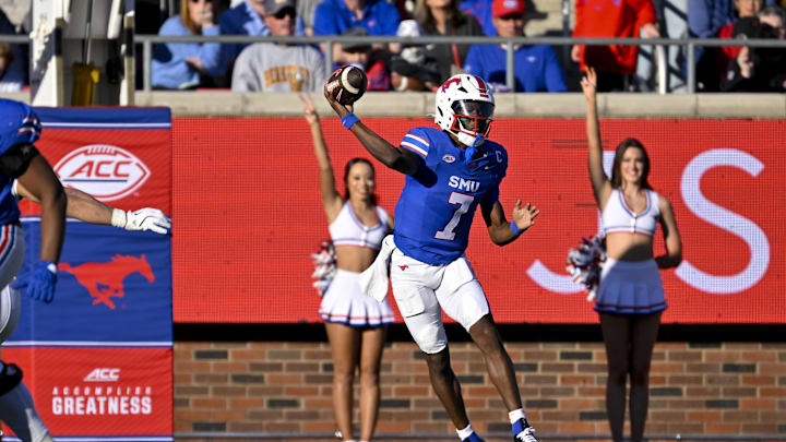 Nov 30, 2024; Dallas, Texas, USA; Southern Methodist Mustangs quarterback Kevin Jennings (7) in action during the game between the SMU Mustangs and the California Golden Bears at Gerald J. Ford Stadium. Mandatory Credit: Jerome Miron-Imagn Images Nov 30, 2024; Dallas, Texas, USA; Southern Methodist Mustangs quarterback Kevin Jennings (7) in action during the game between the SMU Mustangs and the California Golden Bears at Gerald J. Ford Stadium. Mandatory Credit: Jerome Miron-Imagn Images