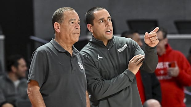 Houston Cougars head coach Kelvin Sampson speaks with assistant coach Kellen Sampson during a 2022 game.