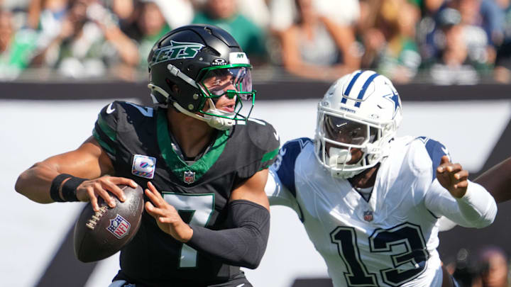 Oct 5, 2025; East Rutherford, New Jersey, USA; New York Jets quarterback Justin Fields (7) is pressured by Dallas Cowboys defensive end Dante Fowler Jr. (13) during the first half at MetLife Stadium. Mandatory Credit: Robert Deutsch-Imagn Images Oct 5, 2025; East Rutherford, New Jersey, USA; New York Jets quarterback Justin Fields (7) is pressured by Dallas Cowboys defensive end Dante Fowler Jr. (13) during the first half at MetLife Stadium. Mandatory Credit: Robert Deutsch-Imagn Images