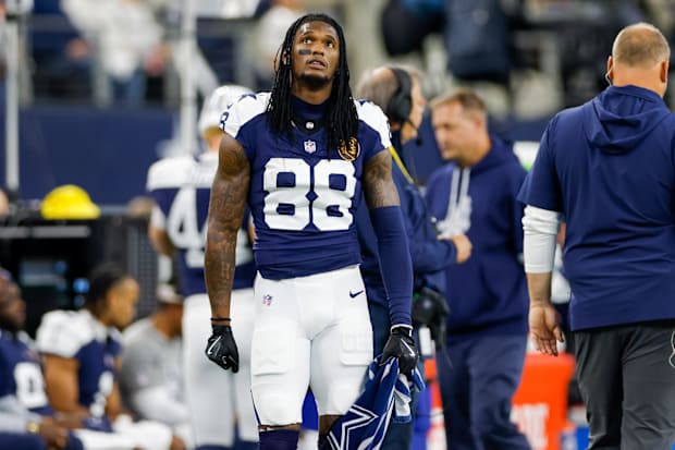 Dallas Cowboys WR CeeDee Lamb looks up at the scoreboard during the first quarter against the New York Giants.