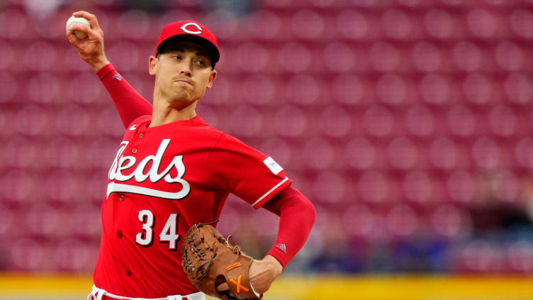 Cincinnati Reds starting pitcher Luke Weaver (34)