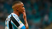 Douglas Costa encerrou passagem problemática pelo Grêmio 