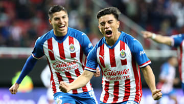 Fernando Beltrán celebra un gol con las Chivas.
