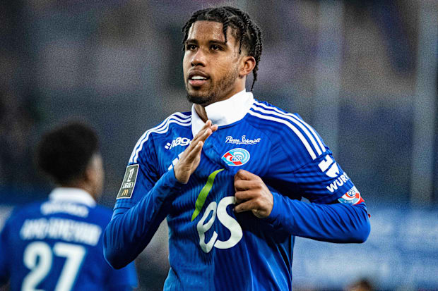 Andrey Santos acknowledges Strasbourg's fans.