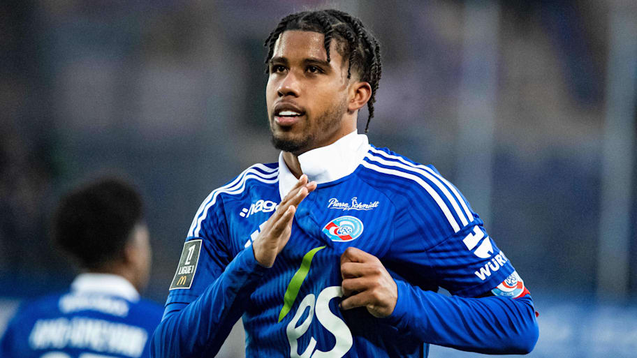 Andrey Santos acknowledges Strasbourg's fans.