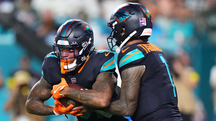 Miami Dolphins quarterback Tua Tagovailoa (1) hands the ball off to running back Ollie Gordon II (31) against the New York Jets during the first half at Hard Rock Stadium. Miami Dolphins quarterback Tua Tagovailoa (1) hands the ball off to running back Ollie Gordon II (31) against the New York Jets during the first half at Hard Rock Stadium.