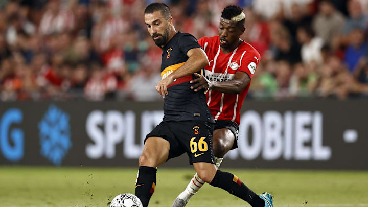 Arda Turan rakibinden sıyrılmaya çalışıyor. Arda Turan rakibinden sıyrılmaya çalışıyor.