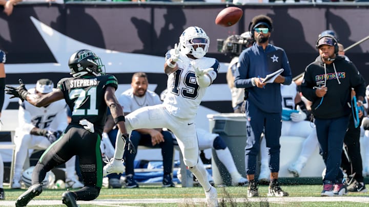 Dallas Cowboys wide receiver Ryan Flournoy makes a catch in front of New York Jets cornerback Brandon Stephens.