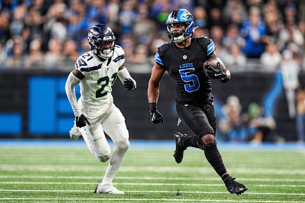 Detroit Lions running back David Montgomery (5) runs against Seattle Seahawks cornerback Devon Witherspoon (21)
