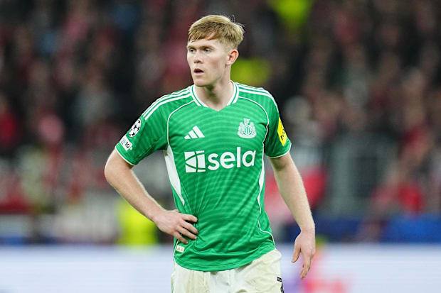 ลูอิส ฮอลล์ สวมเสื้อเยือนของนิวคาสเซิล