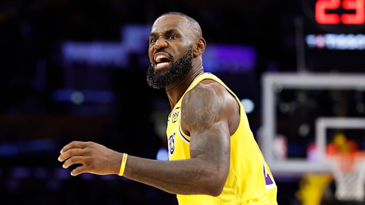 Phoenix Suns v Los Angeles Lakers