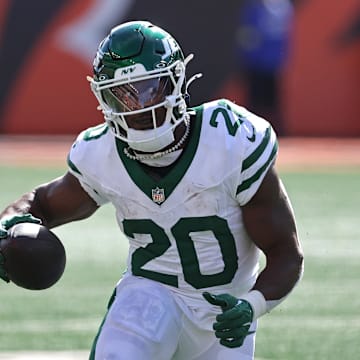 Oct 26, 2025; Cincinnati, Ohio, USA; New York Jets running back Breece Hall (20) runs with the ball during the second quarter against the Cincinnati Bengals at Paycor Stadium. Mandatory Credit: Joseph Maiorana-Imagn Images